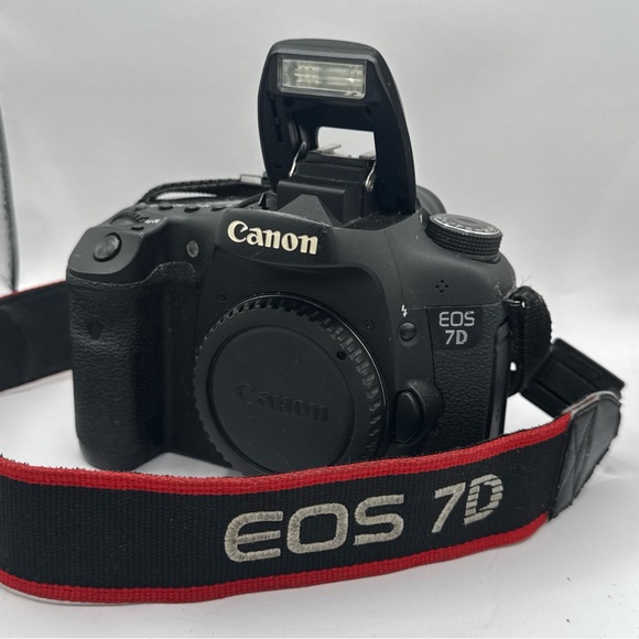 Canon EOS 7D Black with Red Strap. 26840 shutter count!
